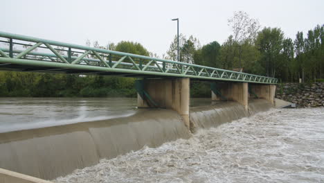 Schlammiges,-Trübes-Wasser,-Das-Unter-Einer-Brücke-In-Montpellier-Fließt,-überflutete-Den-Fluss-Le-Lez